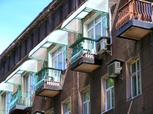 Козырёк из поликарбоната над балконом